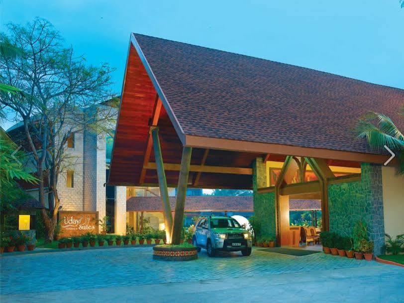 Uday Suites - The Airport Hotel Thiruvananthapuram Exterior photo